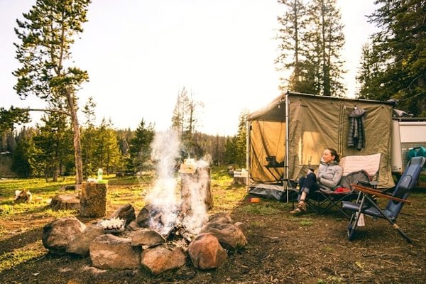 Quelle approche de marketing de contenu est la plus adaptée pour une entreprise de matériel de camping innovant ?